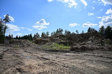Dışarıdaki çöplerden oluşan dağların mavi gökyüzüne karşı fotoğrafı.