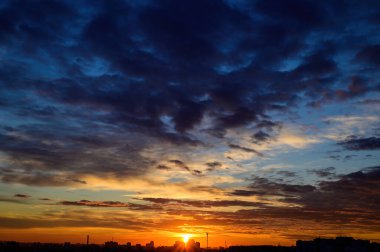 Renk çeşitliliği kavramı. Ufukta güneşin doğuşunun gece manzarası fotoğrafı..