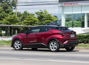 Chiang Mai, Tayland - 18 Mayıs 2018: Yeni Toyota Chr küçük araba Crossover Suv hibrit araba. Chiangmai şehrine No.121 yolda araba.