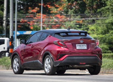 Chiang Mai, Tayland - 18 Mayıs 2018: Yeni Toyota Chr küçük araba Crossover Suv hibrit araba. Chiangmai şehrine No.121 yolda araba.