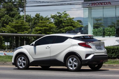 Chiang Mai, Tayland - 18 Mayıs 2018: Yeni Toyota Chr küçük araba Crossover Suv hibrit araba. Chiangmai şehrine No.121 yolda araba.