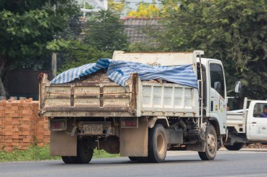 Chiang Mai, Tayland - 24 Nisan 2018: Özel Isuzu Damperli kamyon. Yol no.1001 Chiangmai iş alanı 8 km.