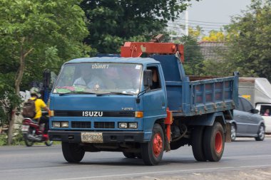 Chiang Mai, Tayland - 24 Nisan 2018: Özel Isuzu Damperli kamyon. Yol no.1001 Chiangmai iş alanı 8 km.