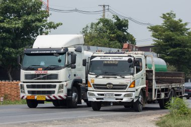 Chiang Mai, Tayland - 24 Nisan 2018: Özel Hino kargo kamyon. Fotoğrafa yol no.1001 8 km şehir merkezine Chiangmai, Tayland.