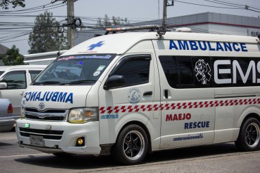 Chiang Mai, Tayland - 10 Mayıs 2018: Ambulans van Maejo bucağı Yönetim Organizasyon. Fotoğrafa yol no.121 8 km şehir merkezine Chiangmai, Tayland.