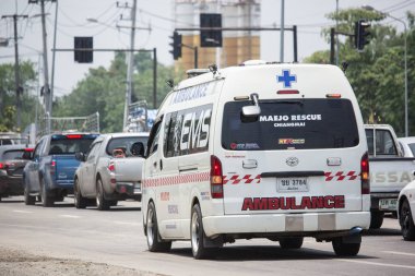 Chiang Mai, Tayland - 10 Mayıs 2018: Ambulans van Maejo bucağı Yönetim Organizasyon. Fotoğrafa yol no.121 8 km şehir merkezine Chiangmai, Tayland.