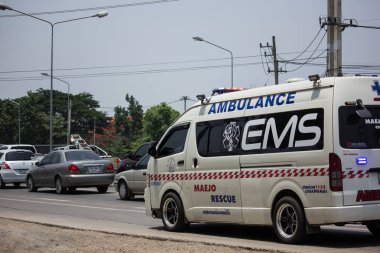 Chiang Mai, Tayland - 10 Mayıs 2018: Ambulans van Maejo bucağı Yönetim Organizasyon. Fotoğrafa yol no.121 8 km şehir merkezine Chiangmai, Tayland.