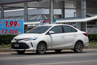 Chiang Mai, Tayland - 10 Mayıs 2018: Özel Sedan araba Toyota Vios. Yol no.1001 Chiangmai iş alanı 8 km.