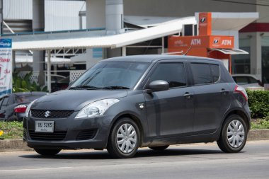 Chiang Mai, Tayland - 10 Mayıs 2018: Özel Eko kent araba Suzuki Swift. Fotoğrafa yol no.121 8 km şehir merkezine Chiangmai, Tayland.