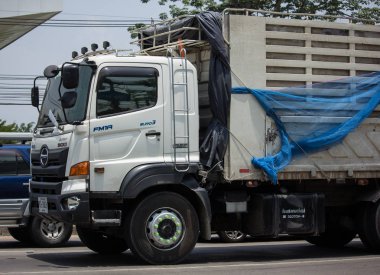 Chiang Mai, Tayland - 10 Mayıs 2018: Özel Hino kargo kamyon. Fotoğrafa yol no.1001 8 km şehir merkezine Chiangmai, Tayland.