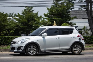 Chiang Mai, Tayland - 10 Mayıs 2018: Özel Eko kent araba Suzuki Swift. Fotoğrafa yol no.121 8 km şehir merkezine Chiangmai, Tayland.