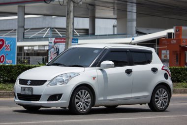 Chiang Mai, Tayland - 10 Mayıs 2018: Özel Eko kent araba Suzuki Swift. Fotoğrafa yol no.121 8 km şehir merkezine Chiangmai, Tayland.