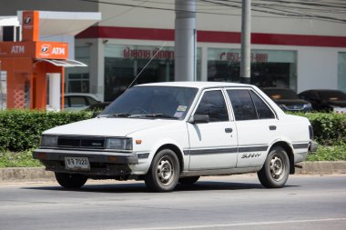 Chiang Mai, Tayland - 18 Mayıs 2018: Özel eski araba Nissan Sunny. Yol no.1001 Chiangmai iş alanı 8 km.