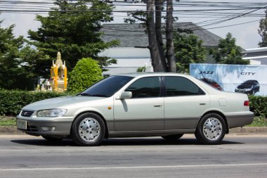 Chiang Mai, Tayland - 18 Mayıs 2018: Özel araba Toyota Camry. Yol no.1001 Chiangmai iş alanı 8 km.