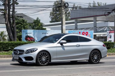 Chiang Mai, Tayland - 18 Mayıs 2018: lüks araba Mercedes Benz C250. Radyal yol no.1001 kuzeyinde chiangmai şehir fotoğraf.
