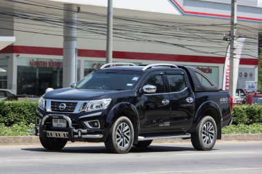 Chiang Mai, Tayland - 18 Mayıs 2018: Özel pikap araba, Nissan Navara. Yol no.1001, Chiangmai iş alanı 8 km.