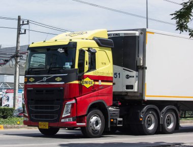 Chiang Mai, Tayland - 18 Mayıs 2018: Linfox kamyon ve kapsayıcı için Tesco lotus hipermarket. Fotoğrafa yol no.121 8 km şehir merkezine Chiangmai, Tayland.