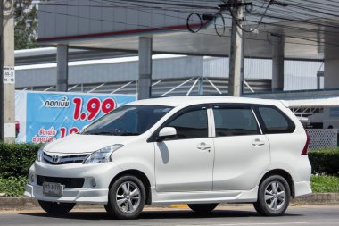 Chiang Mai, Tayland - 18 Mayıs 2018: Özel Toyota Avanza araba. Mini Suv araç Urbun Kullanıcı için. Yol no.121 şehir merkezine Chiangmai Tayland hakkında 8 km, fotoğraf.
