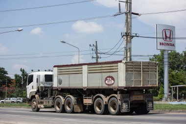 Chiang Mai, Tayland - 18 Mayıs 2018: Özel Isuzu römork damperli kamyon. Yol no.1001 Chiangmai iş alanı 8 km.