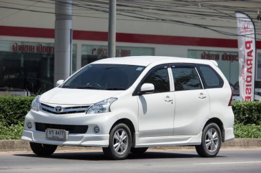 Chiang Mai, Tayland - 18 Mayıs 2018: Özel Toyota Avanza araba. Mini Suv araç Urbun Kullanıcı için. Yol no.121 şehir merkezine Chiangmai Tayland hakkında 8 km, fotoğraf.