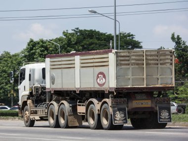 Chiang Mai, Tayland - 18 Mayıs 2018: Özel Isuzu römork damperli kamyon. Yol no.1001 Chiangmai iş alanı 8 km.