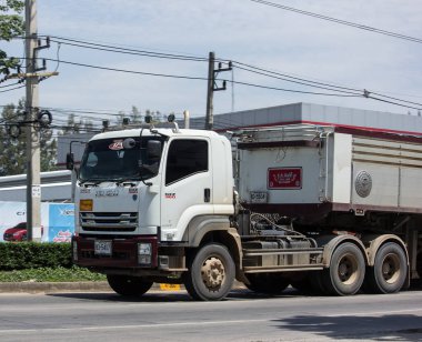 Chiang Mai, Tayland - 18 Mayıs 2018: Özel Isuzu römork damperli kamyon. Yol no.1001 Chiangmai iş alanı 8 km.