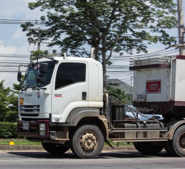Chiang Mai, Tayland - 18 Mayıs 2018: Özel Isuzu römork damperli kamyon. Yol no.1001 Chiangmai iş alanı 8 km.