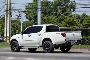 Chiang Mai, Tayland - 18 Mayıs 2018: Özel araba, Mitsubishi Triton kamyonet. Yol no.1001, Chiangmai iş alanı 8 km.