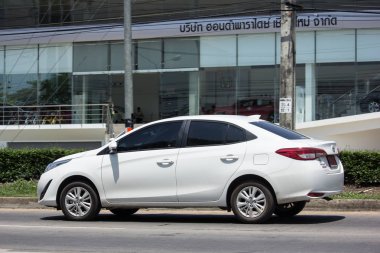 Chiang Mai, Tayland - 18 Mayıs 2018: Yeni özel Sedan araba toyota Yaris Ativ Eko Kiralık. Fotoğraf Road'da yok 121 hakkında 8 km şehir merkezine Chiangmai Tayland.