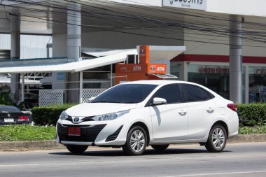 Chiang Mai, Tayland - 18 Mayıs 2018: Yeni özel Sedan araba toyota Yaris Ativ Eko Kiralık. Fotoğraf Road'da yok 121 hakkında 8 km şehir merkezine Chiangmai Tayland.