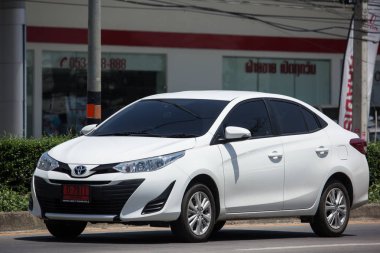 Chiang Mai, Tayland - 18 Mayıs 2018: Yeni özel Sedan araba toyota Yaris Ativ Eko Kiralık. Fotoğraf Road'da yok 121 hakkında 8 km şehir merkezine Chiangmai Tayland.