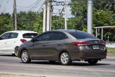 Chiang Mai, Tayland - 21 Mayıs 2018: Yeni özel Sedan araba toyota Yaris Ativ Eko Kiralık. Fotoğraf Road'da yok 121 hakkında 8 km şehir merkezine Chiangmai Tayland.