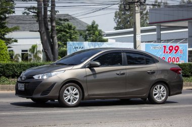 Chiang Mai, Tayland - 21 Mayıs 2018: Yeni özel Sedan araba toyota Yaris Ativ Eko Kiralık. Fotoğraf Road'da yok 121 hakkında 8 km şehir merkezine Chiangmai Tayland.