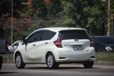 Chiang Mai, Tayland - 21 Mayıs 2018: Özel yeni Eko araba Nissan Note. Yol no.1001 Chiangmai şehir merkezine 8 km.