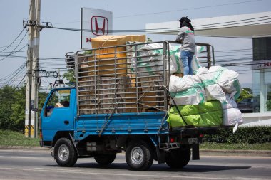 Chiang Mai, Tayland - 21 Mayıs 2018: Özel Mitsubishi Canter kargo kamyon. Fotoğrafa yol no.121 8 km şehir merkezine Chiangmai, Tayland.