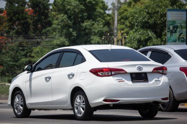 Chiang Mai, Tayland - 21 Mayıs 2018: Yeni özel Sedan araba toyota Yaris Ativ Eko Kiralık. Fotoğraf Road'da yok 121 hakkında 8 km şehir merkezine Chiangmai Tayland.