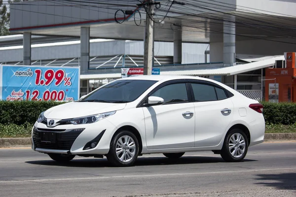Chiang Mai, Tayland - 21 Mayıs 2018: Yeni özel Sedan araba toyota Yaris Ativ Eko Kiralık. Fotoğraf Road'da yok 121 hakkında 8 km şehir merkezine Chiangmai Tayland.