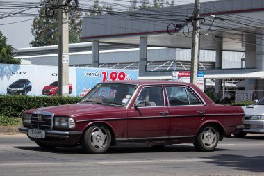 Chiang Mai, Tayland - 21 Mayıs 2018: Özel eski araba Mercedes Benz 230e. Yol no.1001 şehir merkezine Chiangmai Tayland hakkında 8 km, fotoğraf.
