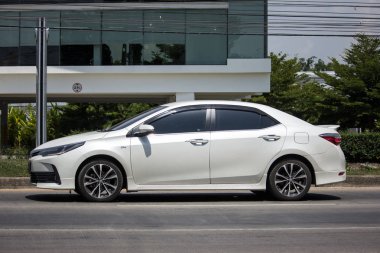 Chiang Mai, Tayland - 21 Mayıs 2018: Özel otomobil, Toyota Corolla Altis. Onbirinci nesil. Yol no.1001, Chiangmai şehir merkezine 8 km.