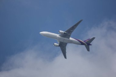 Chiang Mai, Tayland - 1 Haziran 2018: Boeing 777-200 Hs-Tjt Tg105 Tay hava yolu ile. Bangkok Suvarnabhumi Tayland'a Chiangmai Havaalanı'ndan çıkar.