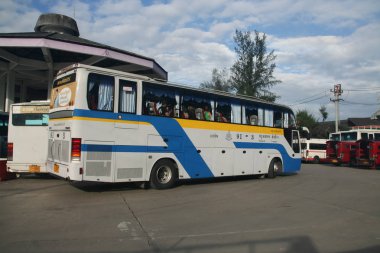 Chiang Mai, Tayland - 8 Eylül 2011: Siamfirst Otobüs tur tur. Fotoğraf Chiangmai otobüs istasyonu, Tayland.