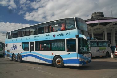 Chiang Mai, Tayland - 8 Eylül 2011: Pornpiriya otobüs turu. Fotoğraf Chiangmai otobüs istasyonu, Tayland.