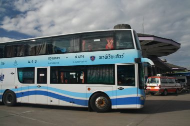 Chiang Mai, Tayland - 8 Eylül 2011: Pornpiriya otobüs turu. Fotoğraf Chiangmai otobüs istasyonu, Tayland.