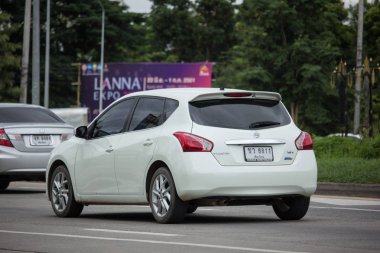 Chiang Mai, Tayland - 16 Haziran 2018: Özel araba, Nissan Pulsar. Fotoğraf Road Hayır 121 hakkında 8 km şehir merkezine Chiangmai, Tayland.