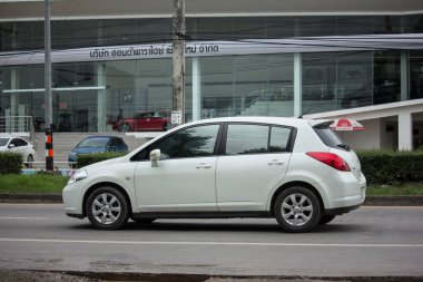 Chiang Mai, Tayland - 16 Haziran 2018: Özel araba, Nissan Tiida. Fotoğraf Road Hayır 121 hakkında 8 km şehir merkezine Chiangmai, Tayland.