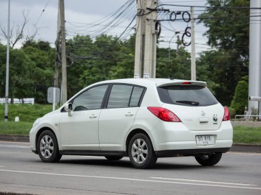 Chiang Mai, Tayland - 16 Haziran 2018: Özel araba, Nissan Tiida. Fotoğraf Road Hayır 121 hakkında 8 km şehir merkezine Chiangmai, Tayland.