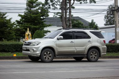 Chiang Mai, Tayland - 16 Haziran 2018: Özel Toyota Fortuner Suv otomobil. Yol no.1001 Chiangmai şehir merkezine 8 km.
