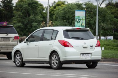 Chiang Mai, Tayland - 16 Haziran 2018: Özel araba, Nissan Tiida. Fotoğraf Road Hayır 121 hakkında 8 km şehir merkezine Chiangmai, Tayland.