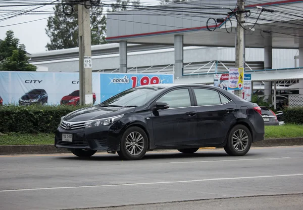 Chiang Mai, Tayland - 16 Haziran 2018: Özel otomobil, Toyota Corolla Altis. Yol no.1001, Chiangmai şehir merkezine 8 km.