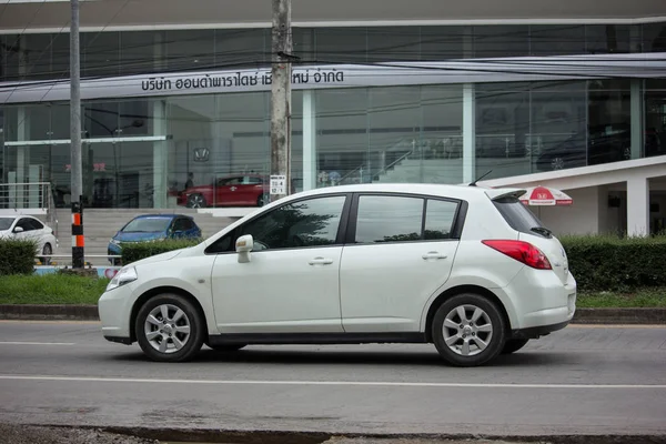 Chiang Mai, Tayland - 16 Haziran 2018: Özel araba, Nissan Tiida. Fotoğraf Road Hayır 121 hakkında 8 km şehir merkezine Chiangmai, Tayland.